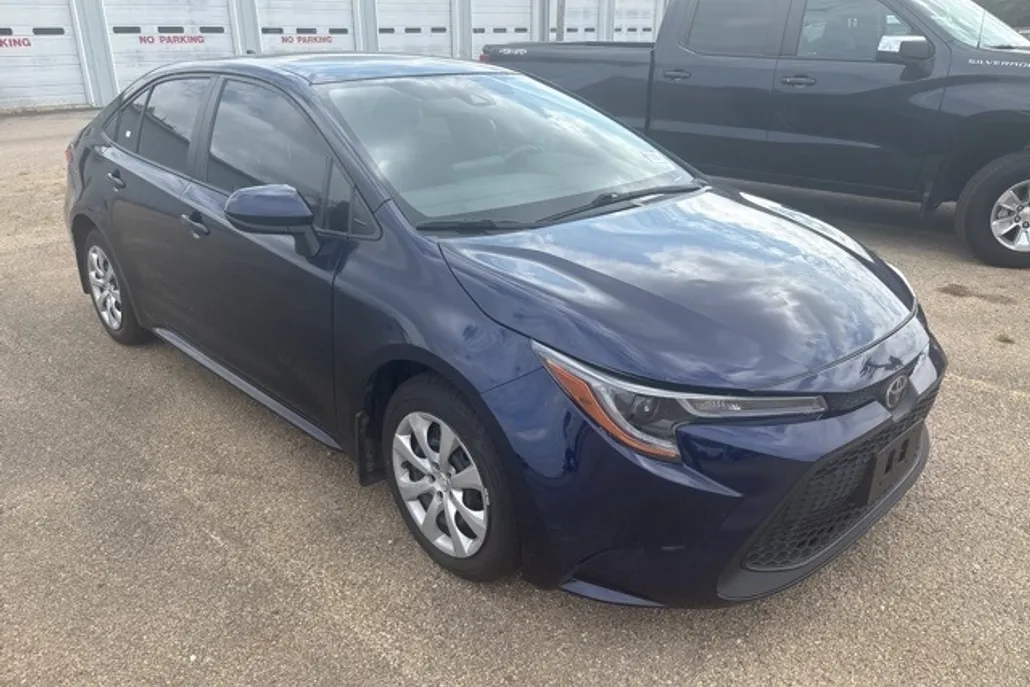 2022 Toyota Corolla LE photo 1