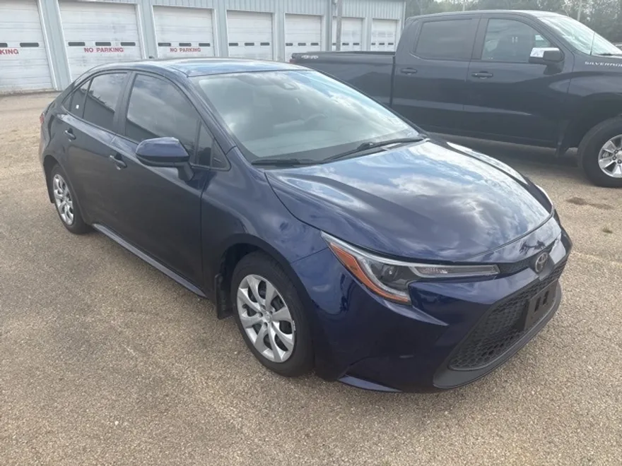 2022 Toyota Corolla LE photo 1