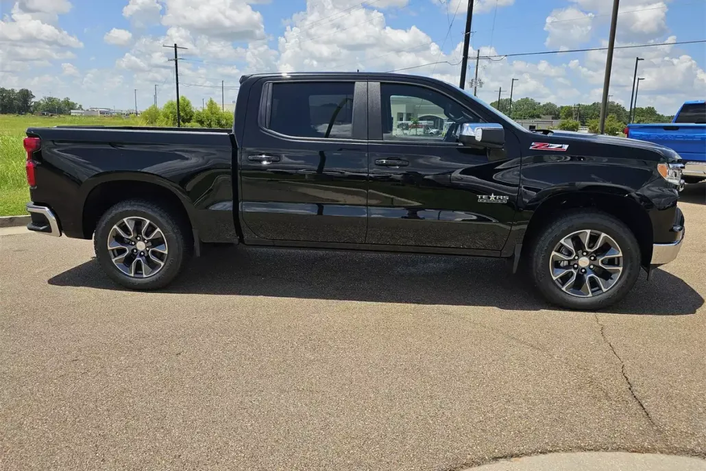 2025 Chevrolet Silverado 1500 LT photo 1