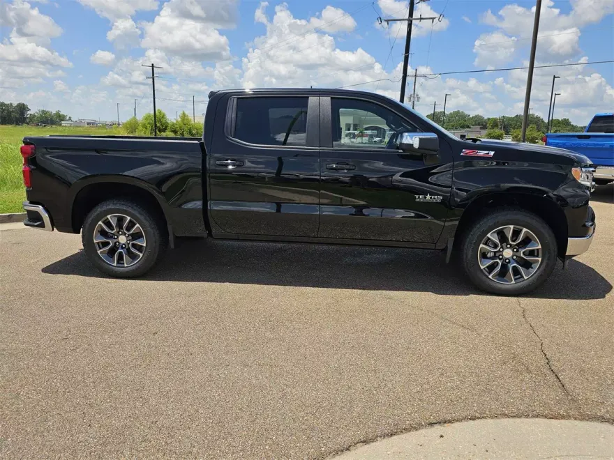 2025 Chevrolet Silverado 1500 LT photo 1