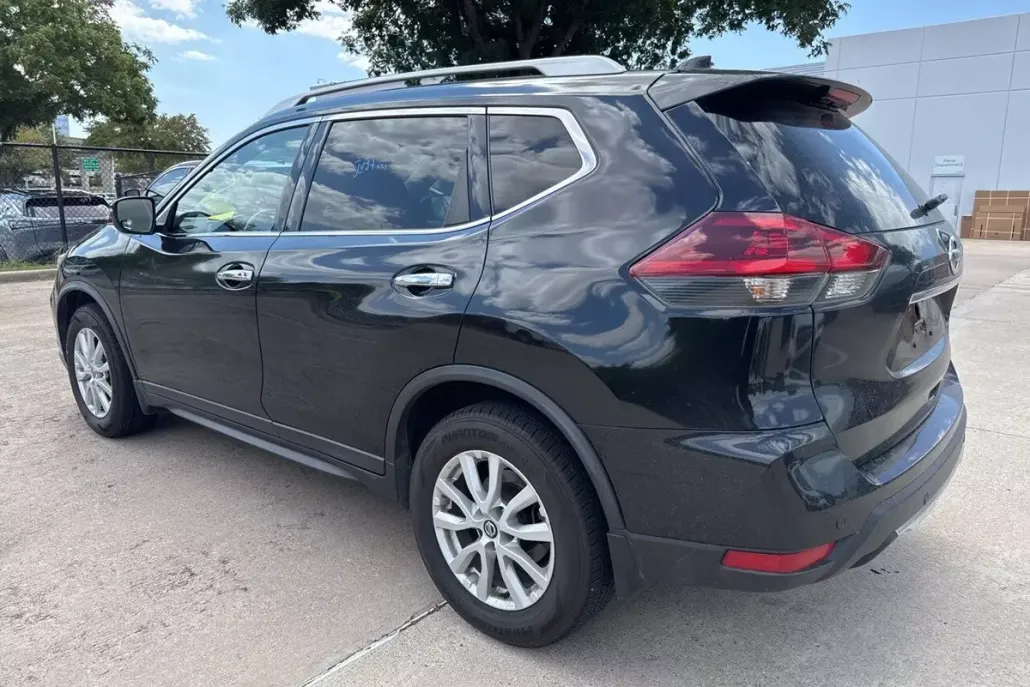 2019 Nissan Rogue SV photo 1