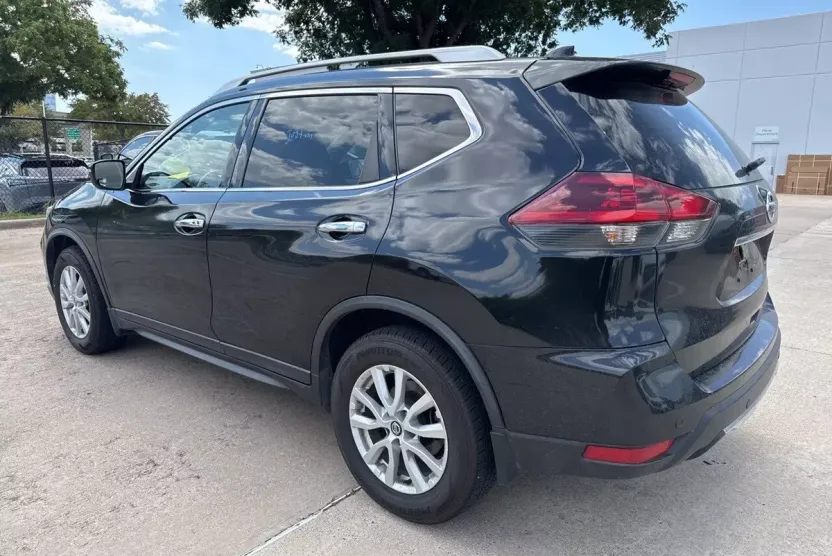 2019 Nissan Rogue SV photo 1