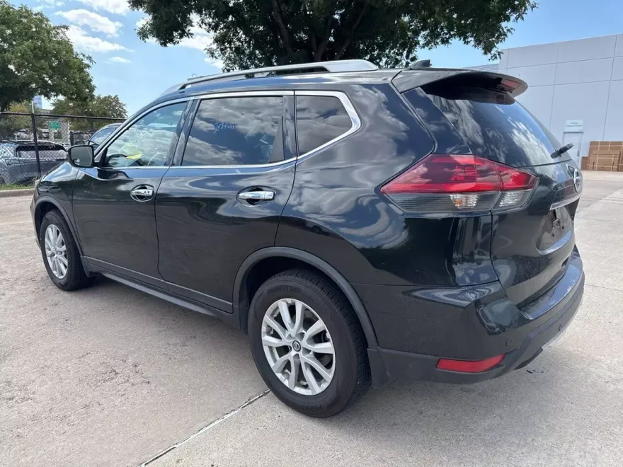 2019 Nissan Rogue SV photo 1