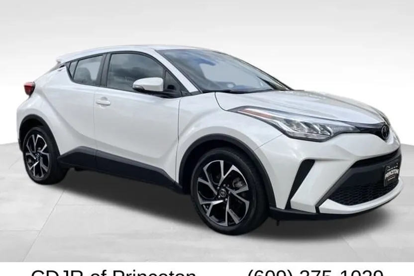 2022 Toyota C-HR XLE photo 1