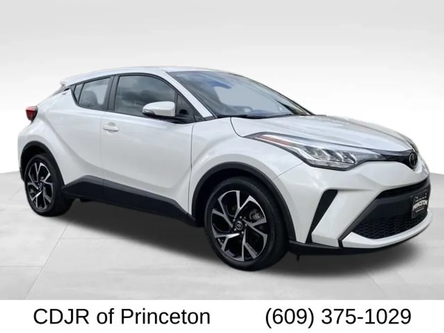 2022 Toyota C-HR XLE photo 1