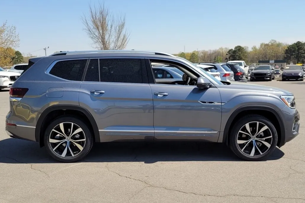 2025 Toyota RAV4 SEL Premium R-Line photo 1