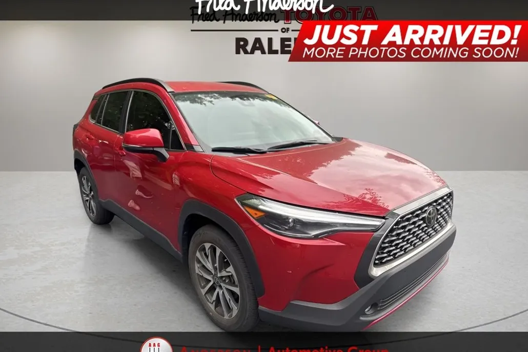 2022 Toyota Corolla Cross XLE photo 1