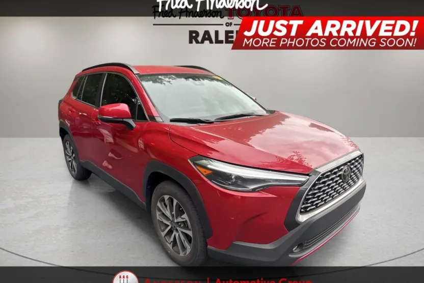 2022 Toyota Corolla Cross XLE photo 1