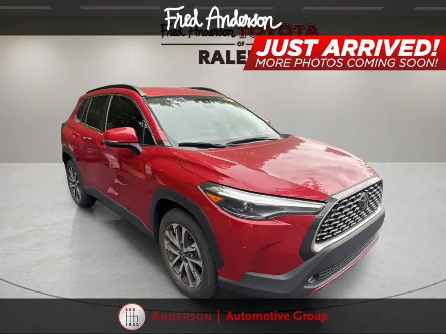 2022 Toyota Corolla Cross XLE photo 1