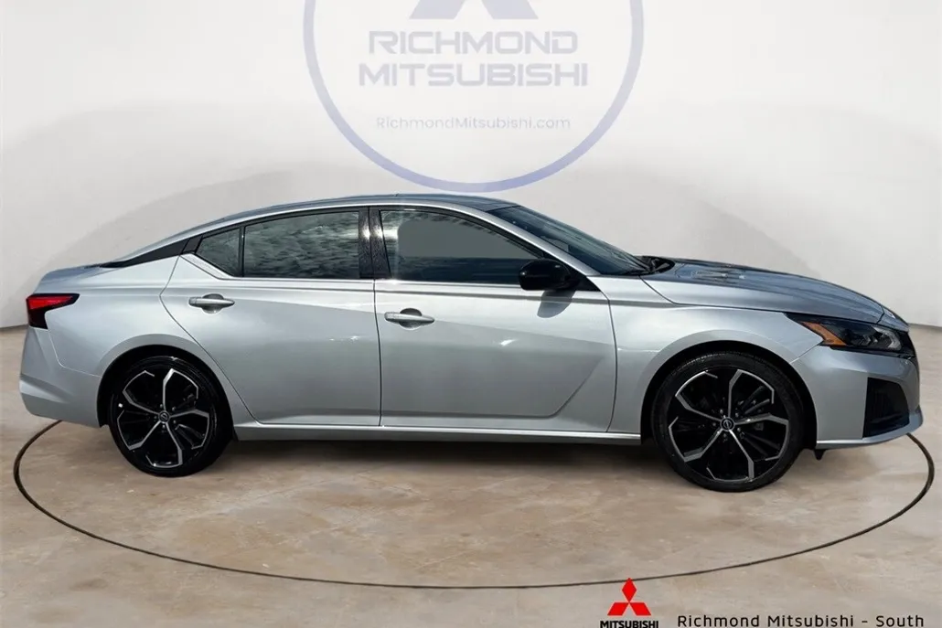 2023 Nissan Altima 2.5 SR photo 1