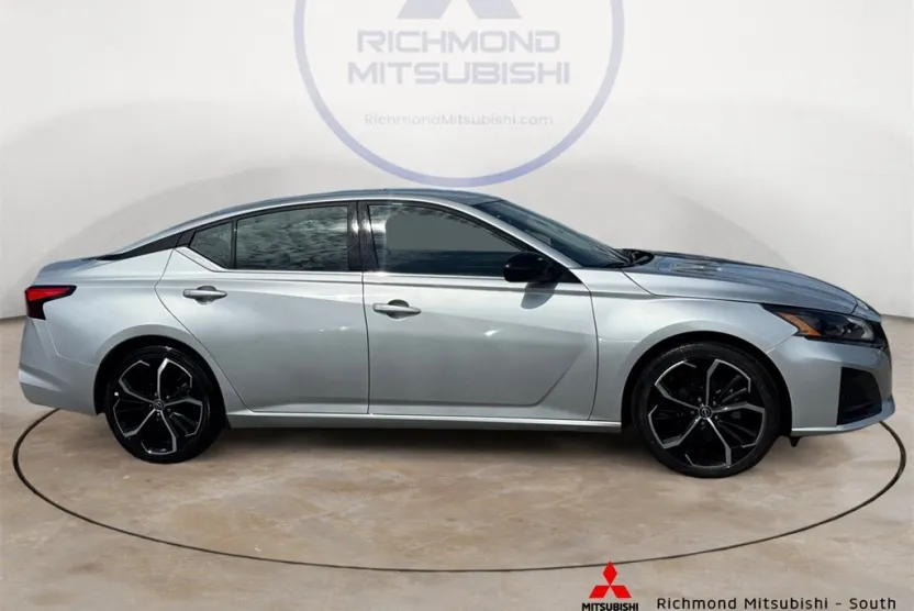 2023 Nissan Altima 2.5 SR photo 1