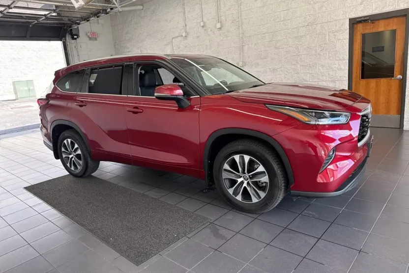 2021 Toyota Highlander XLE photo 1