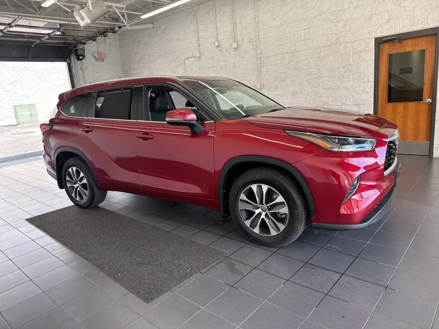 2021 Toyota Highlander XLE photo 1