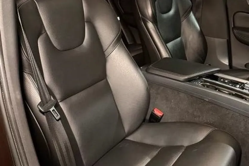 2018 Volvo XC60 T5 Momentum photo 1