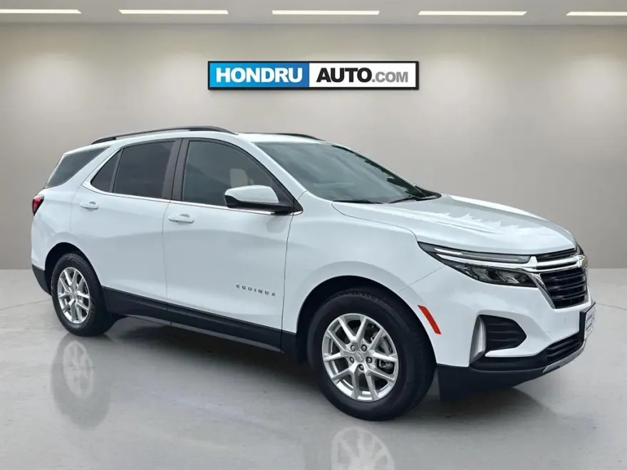 2023 Chevrolet Equinox LT photo 1