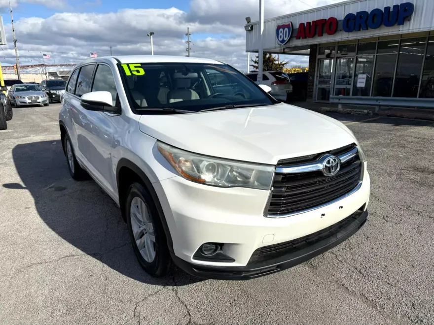 2015 Toyota Highlander LE photo 1