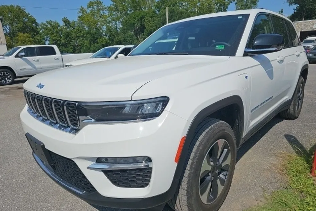 2022 Jeep Cherokee Limited 4xe photo 1