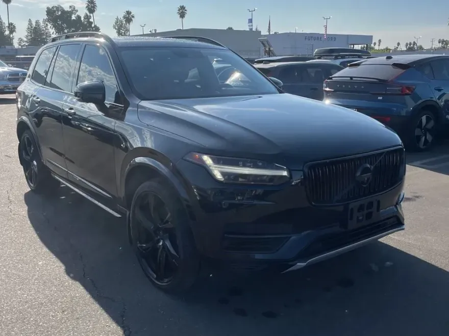 2018 Volvo XC90 T8 Momentum photo 1