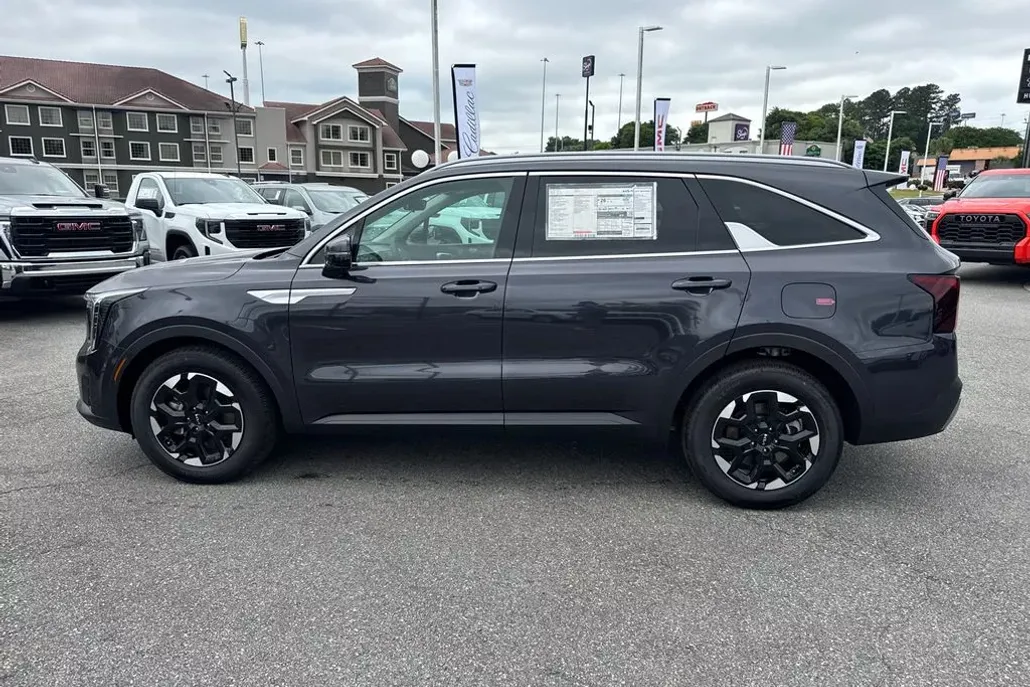 2025 Kia Sorento S photo 1