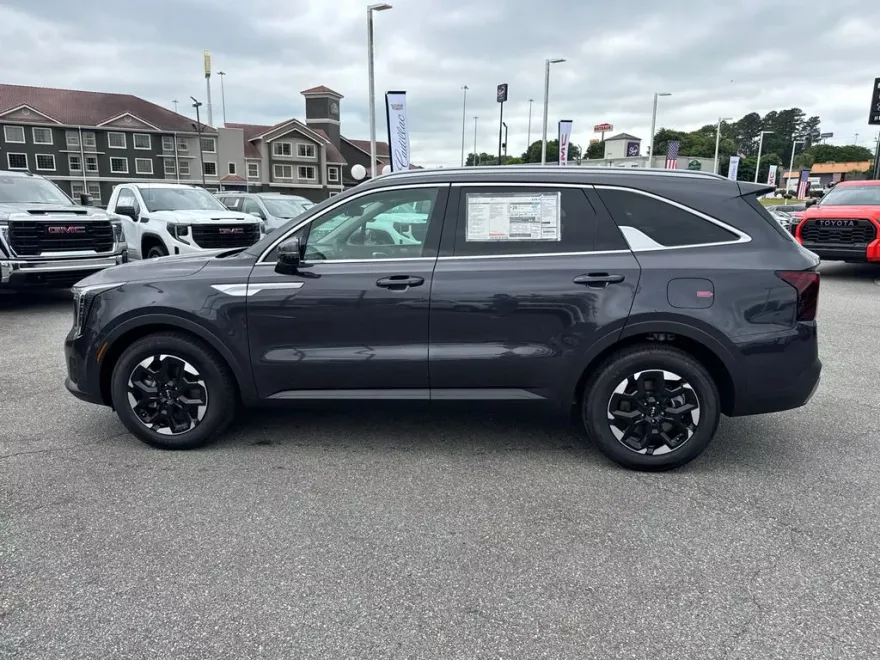 2025 Kia Sorento S photo 1