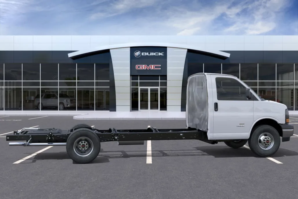 2025 Gmc Savana Cutaway 3500 photo 1
