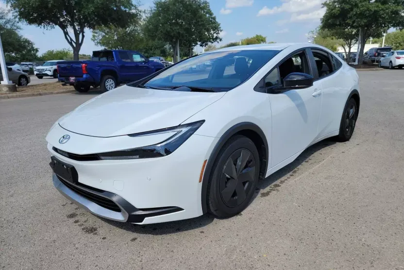 2025 Toyota Prius Plug-in Hybrid SE photo 1