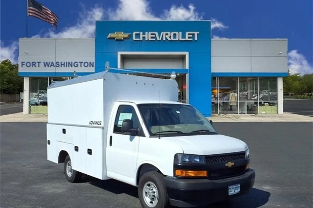 2025 Chevrolet Express Cutaway 3500 photo 1
