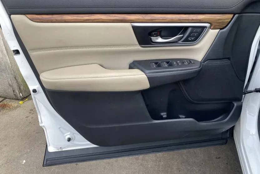 2017 Honda CR-V Touring photo 1