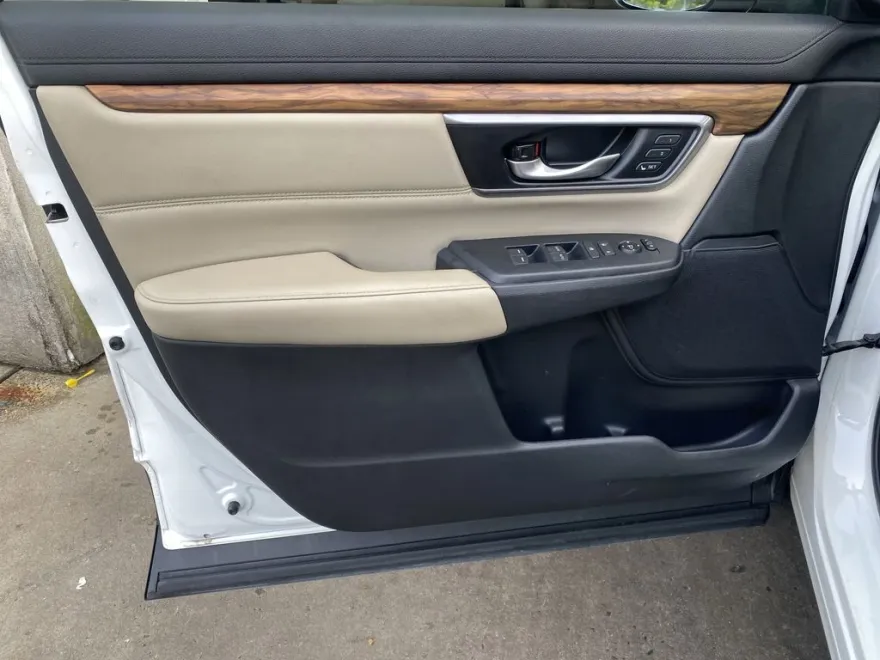 2017 Honda CR-V Touring photo 1
