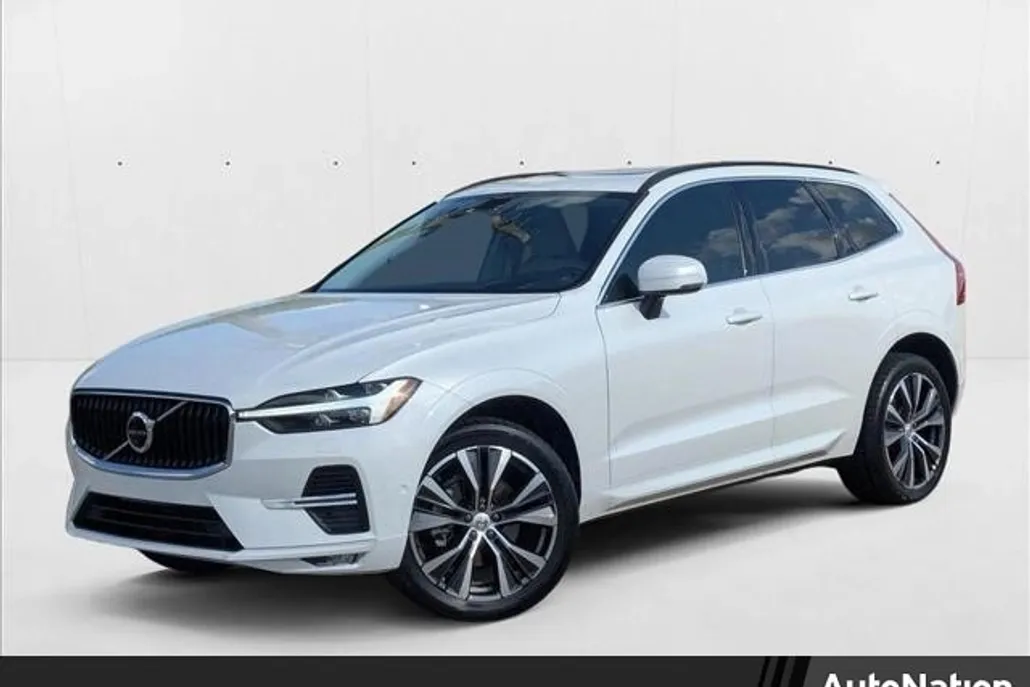 2022 Volvo XC60 B5 Momentum photo 1