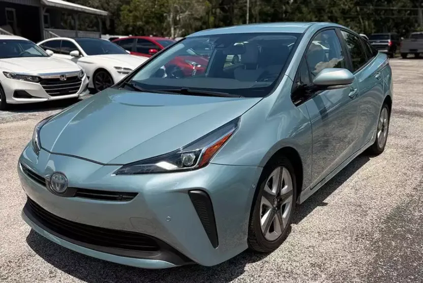 2019 Toyota Prius XLE photo 1