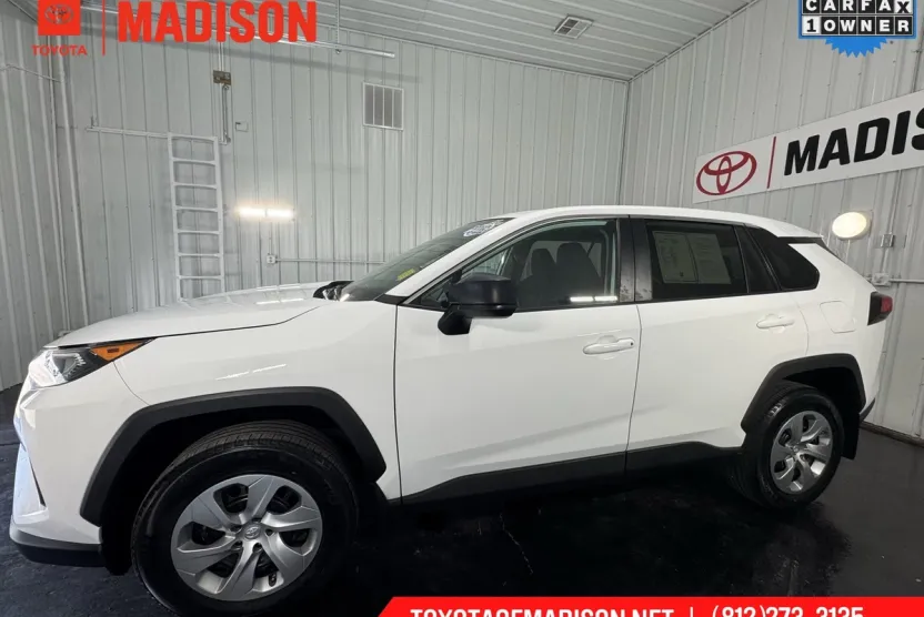 2022 Toyota RAV4 LE photo 1
