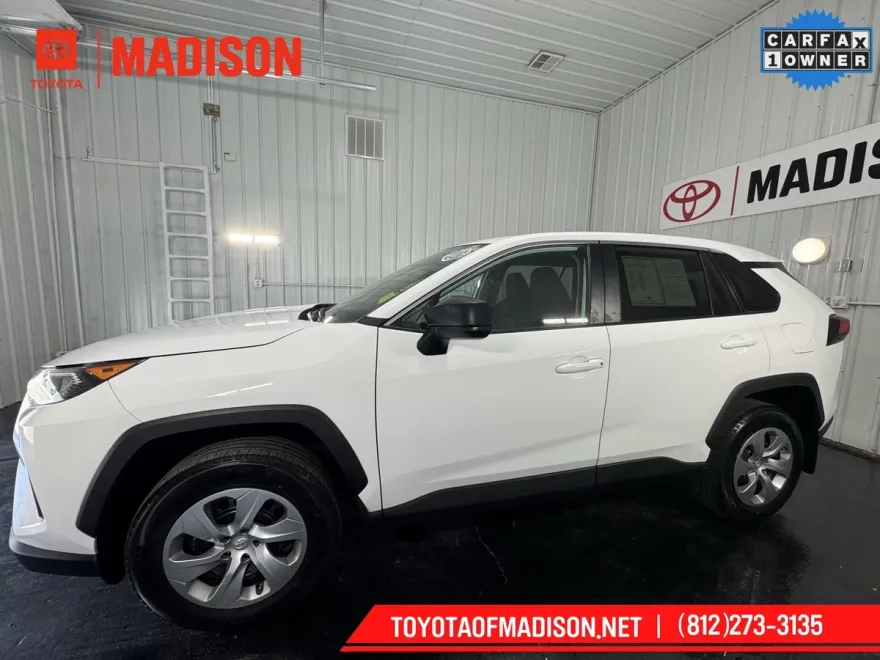 2022 Toyota RAV4 LE photo 1