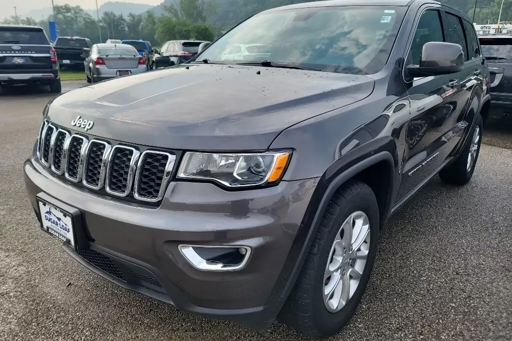 2021 Jeep Grand Cherokee Laredo photo 1