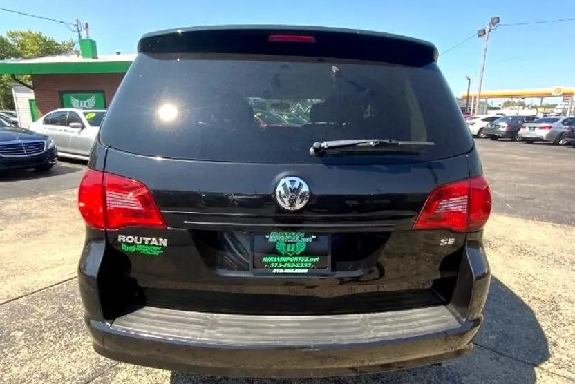 2013 Volkswagen Routan SE photo 1
