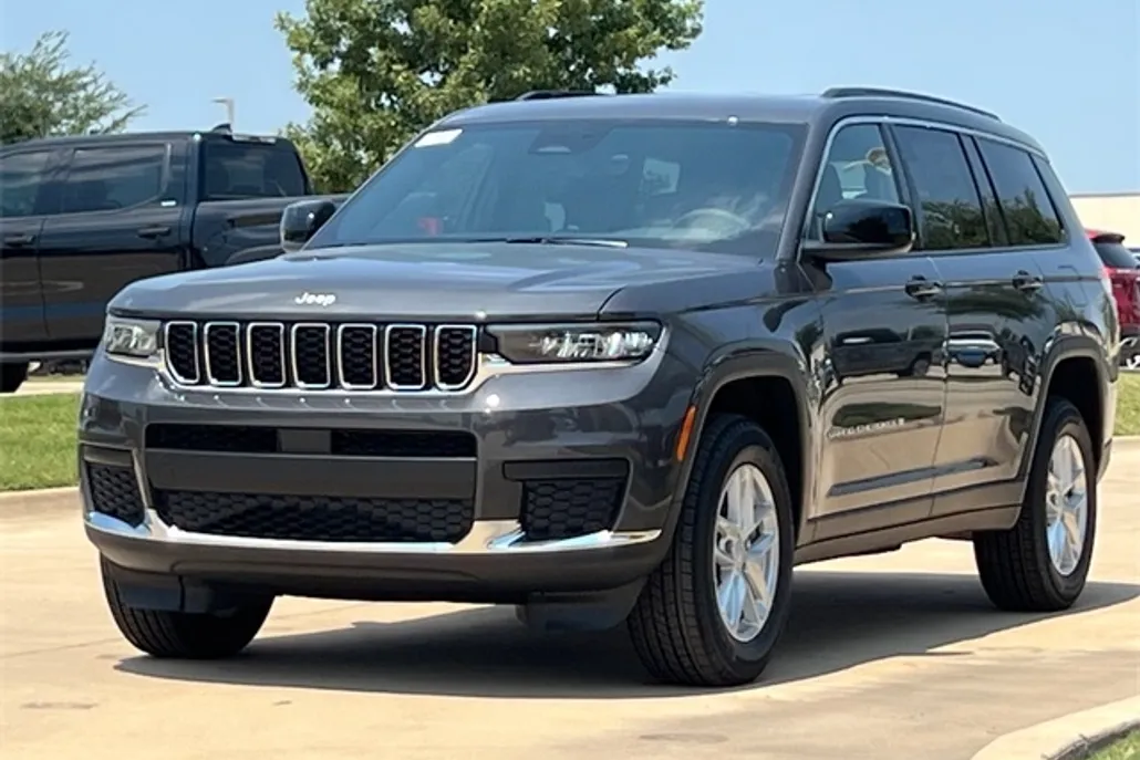 2025 Jeep Grand Cherokee Laredo photo 1