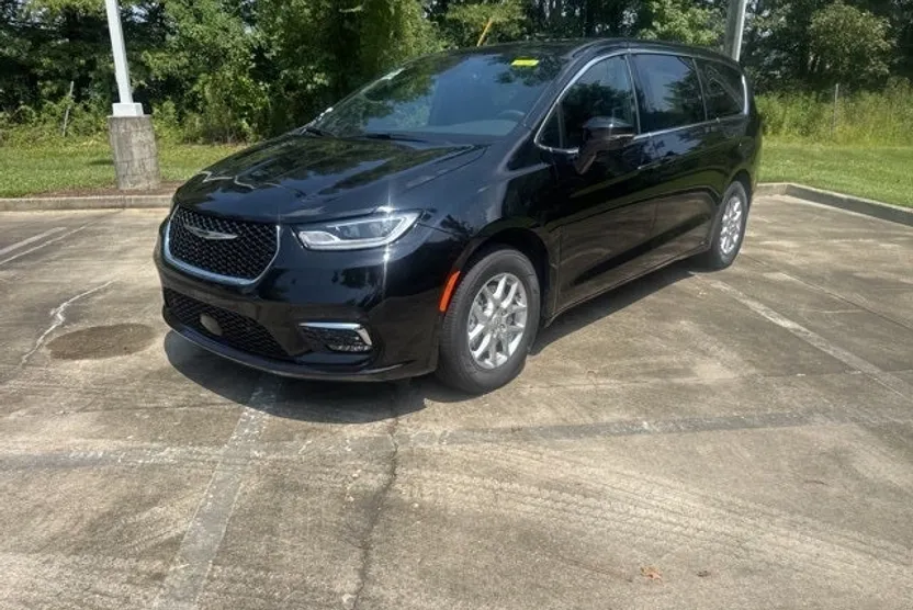 2026 Chrysler Pacifica photo 1