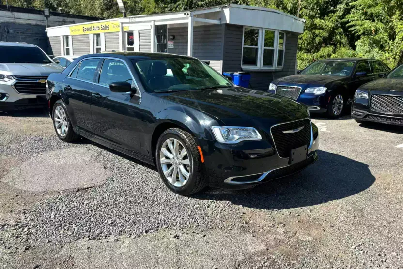 2018 Chrysler 300 Touring photo 1