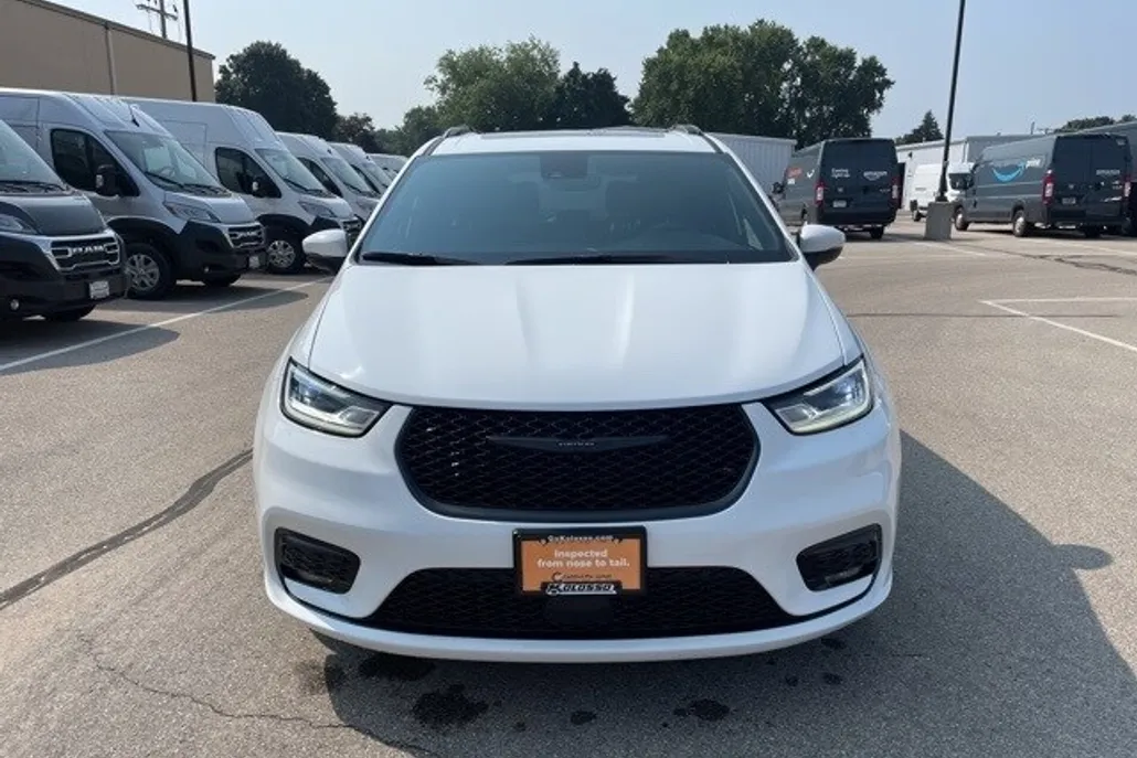 2023 Chrysler Pacifica Touring L photo 1