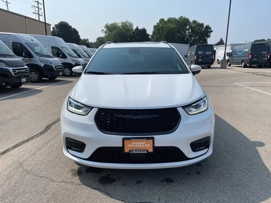 2023 Chrysler Pacifica Touring L photo 1