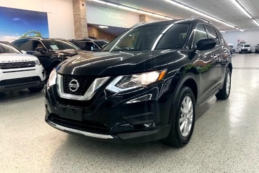 2017 Nissan Rogue SV photo 1