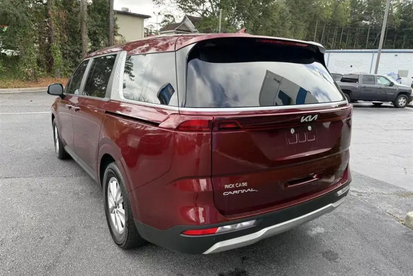 2023 Kia Carnival LX photo 1