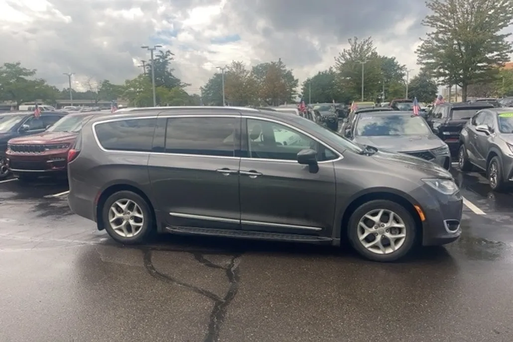 2020 Chrysler Pacifica Touring Plus photo 1