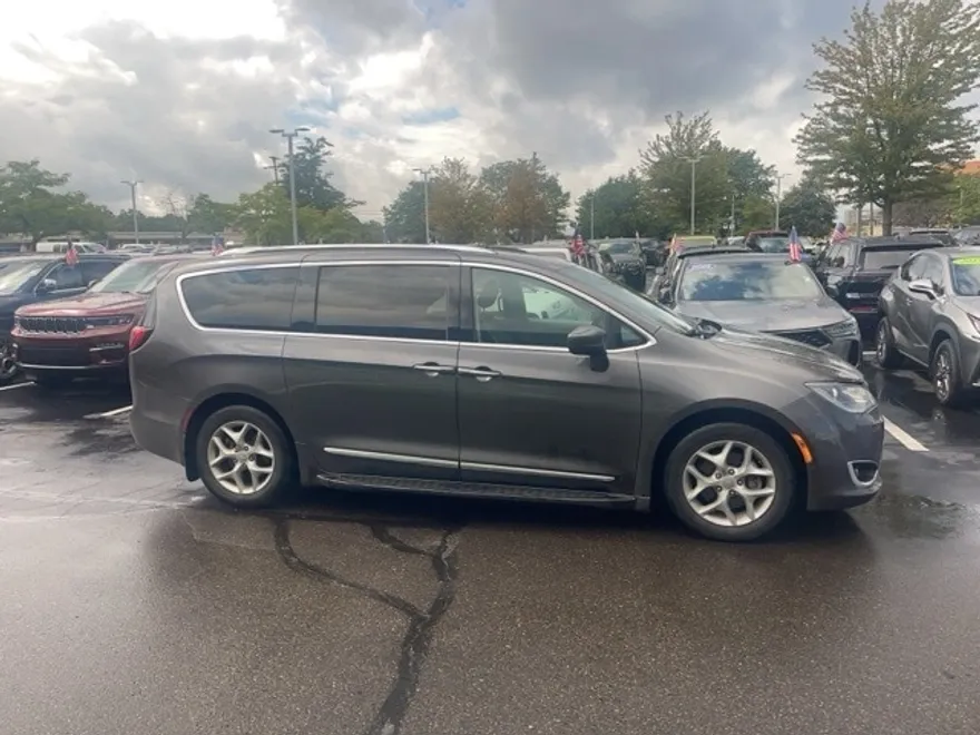 2020 Chrysler Pacifica Touring Plus photo 1