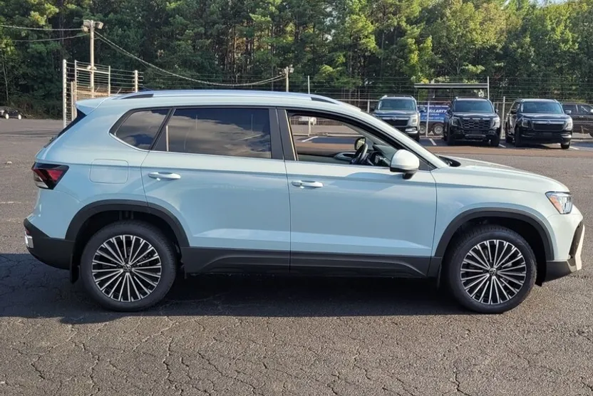 2025 Volkswagen Taos SE photo 1