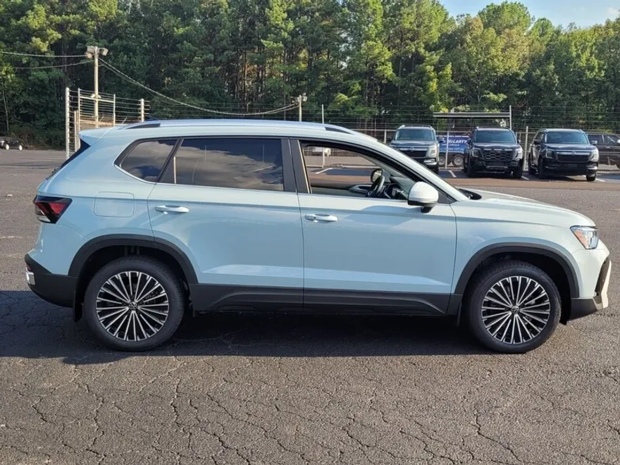 2025 Volkswagen Taos SE photo 1