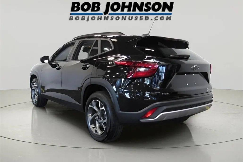2025 Chevrolet Trax LT photo 1