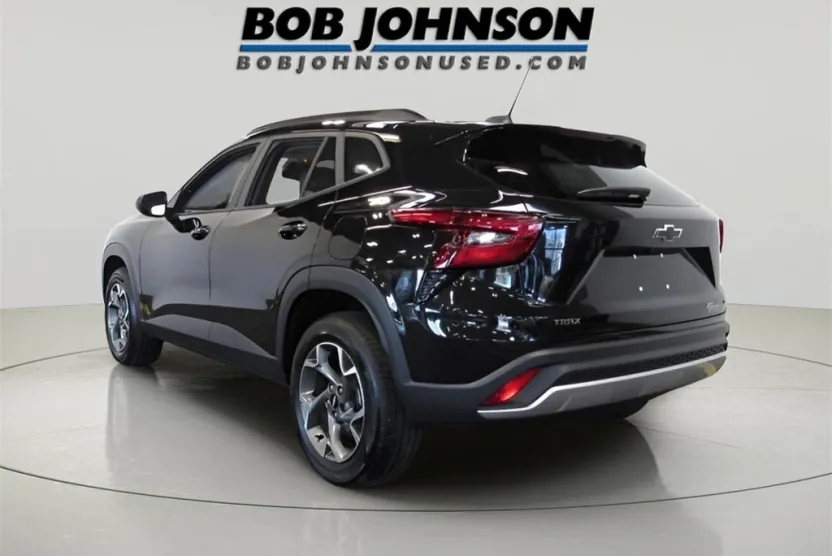 2025 Chevrolet Trax LT photo 1