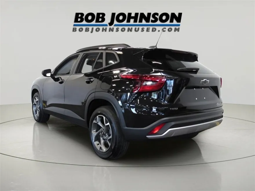 2025 Chevrolet Trax LT photo 1