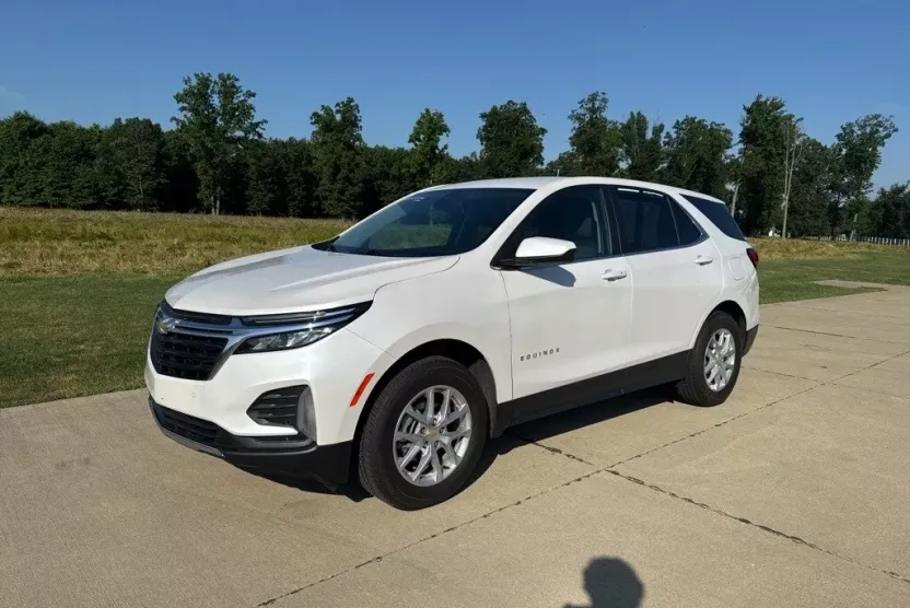 2022 Chevrolet Equinox LT photo 1